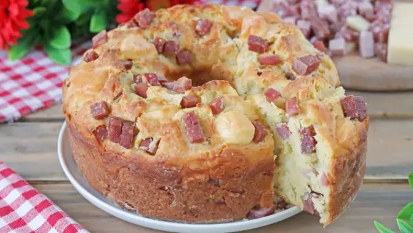 Ciambella rustica morbidissima con cubetti di salame e formaggio, perfetta per un brunch saporito.