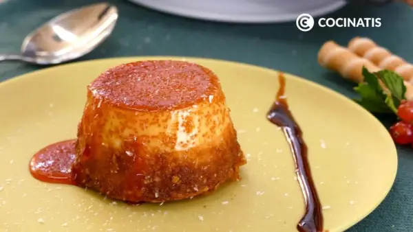 Delicioso flan de coco con caramelo líquido y coco rallado, servido en un plato amarillo.