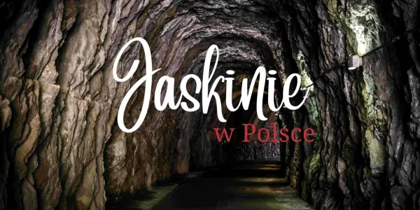 Wąski korytarz skalny, oświetlony lampami, prowadzi w głąb ziemi. Napis "Jaskinie w Polsce" sugeruje podziemną przygodę.