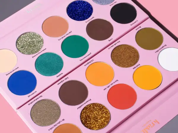 Paleta de sombras Krash Kosmetics con tonos vibrantes y brillantes, lista para crear looks audaces.