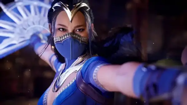 Kitana Mortal Kombat w niebieskim stroju z wachlarzem w dłoni, gotowa do walki.