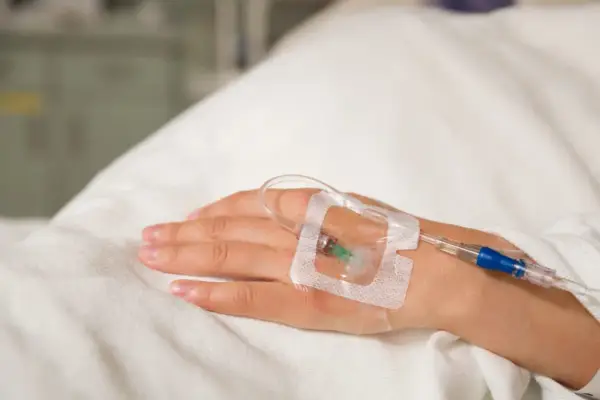 Bezpieczne podłączenie kroplówki krok po kroku. Uniknij groźnych błędów
