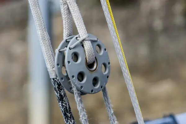 Système de poulies avec cordages en Dyneema, offrant une résistance exceptionnelle pour les manœuvres de voile.