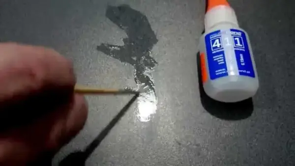 Jak skutecznie usunąć klej super glue z mebli bez ryzyka uszkodzenia