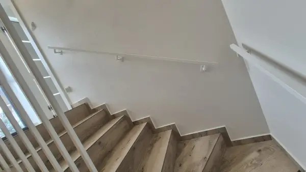 Nowoczesne balustrady wewnętrzne: przewodnik po designie i bezpieczeństwie