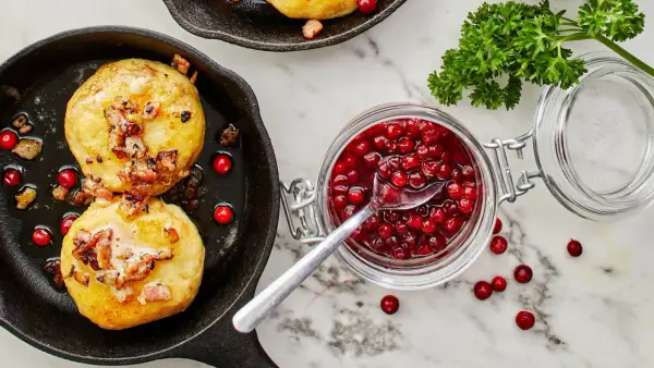 Kroppkakor recept: Gyllene kroppkakor i gjutjärnspanna med knaperstekt fläsk och lingonsylt. En klassisk svensk rätt.