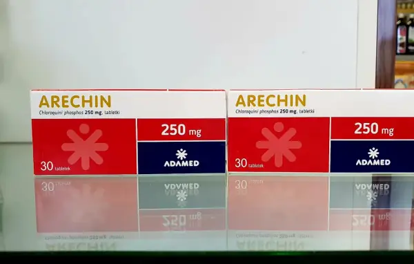 Dwie paczki leku Arechin (hydroksychlorochina) 250 mg od Adamed, każda zawiera 30 tabletek.