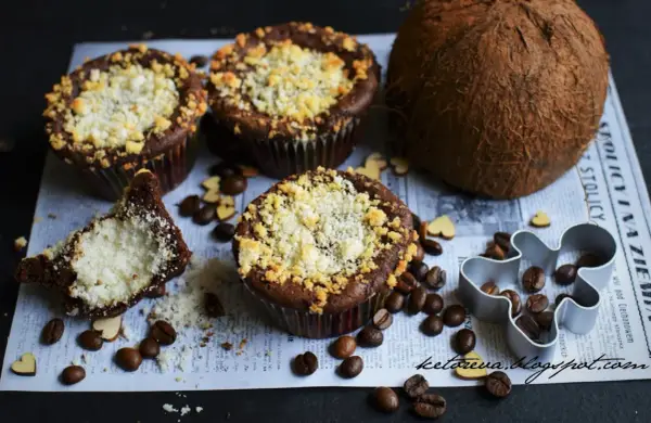 Keto muffiny z mąki kokosowej, z kruszonką, obok orzechy, ziarna kawy i całe kokosy. Idealne na dietę ketogeniczną.