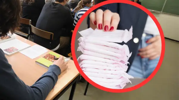 W sali lekcyjnej, gdzie uczniowie siedzą przy ławkach, widać stos podpasek. To ważny element higieny, który może pomóc w codziennym funkcjonowaniu.