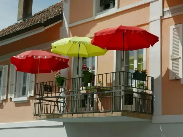 Jak zamontować parasol na balkonie, aby uniknąć problemów i wypadków
