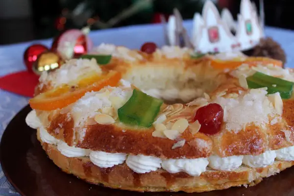 Roscon de Reyes sin lactosa, decorado con frutas escarchadas, almendras y nata. ¡Perfecto para celebrar la Navidad!