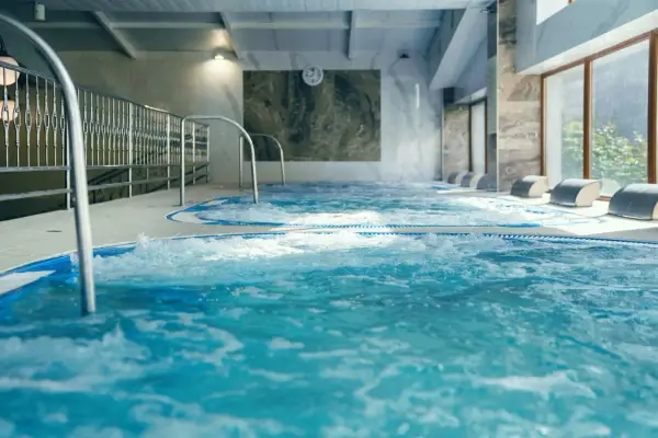 Relaks w hotelu z basenem w Białymstoku. Bąbelki unoszą się w wodzie jacuzzi, zapraszając do odpoczynku.