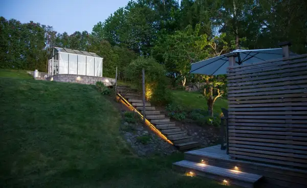 Trädgård med växthus och en vacker altan med tak, perfekt för inspiration.