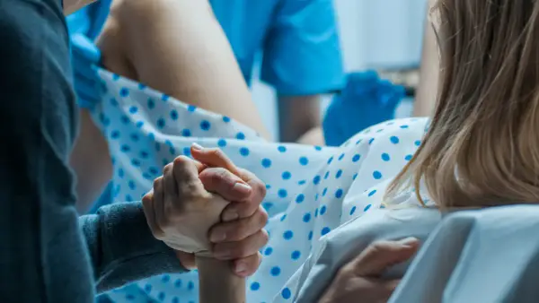 Odejście czopu śluzowego a rozwarcie - Czy to już początek porodu?