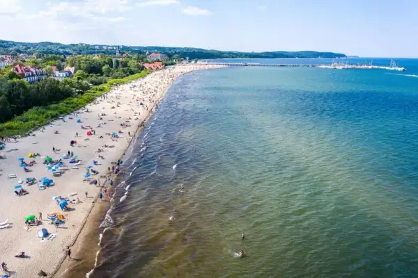 Czy w Kołobrzegu są sinice? Sprawdź, gdzie nie można pływać