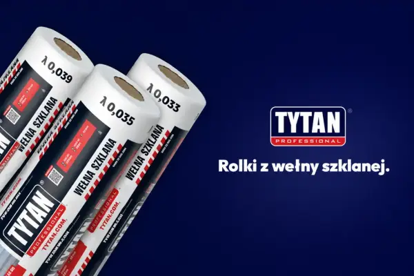 Trzy rolki wełny szklanej TYTAN PROFESSIONAL z różnymi parametrami lambda (0,039, 0,035, 0,033) do izolacji.