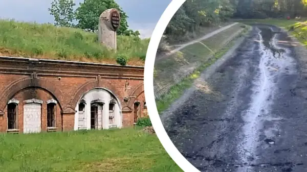 Fort Bema, z ceglanymi łukami i porośniętym trawą dachem, obok wyschniętego koryta.