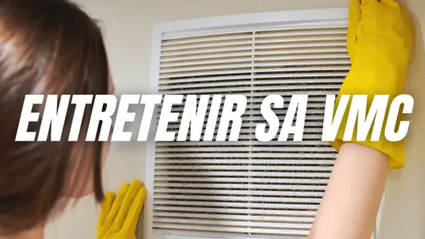 Une main gantée de jaune nettoie une grille de VMC poussiéreuse. La révision de votre VMC est essentielle pour un air sain.