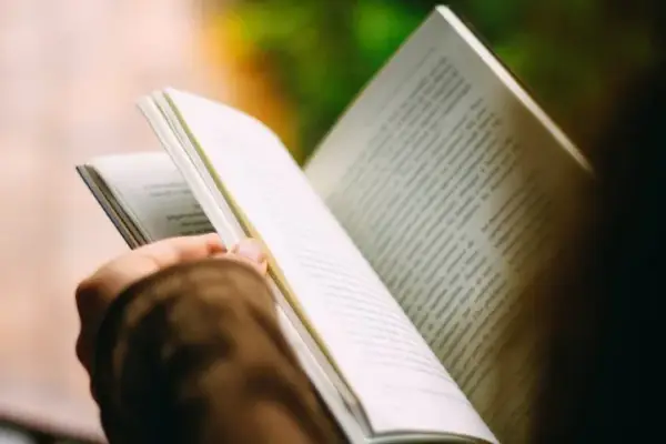Czy warto czytać książki? Przykłady z literatury, które zaskakują