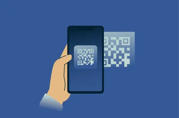 Dłoń trzyma smartfon, na ekranie którego widnieje kod QR. Obok, w tle, kolejny kod QR. Skanowanie telefonu antywirusem online.