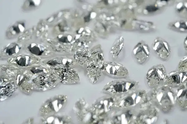 Eine Sammlung von funkelnden Diamanten in verschiedenen Schliffen, darunter Marquise und Tropfen. Jeder Stein zeigt den perfekten diamant schliff.