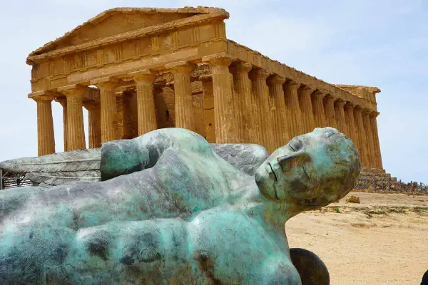 Statue d'ange en bronze patiné devant le temple de la Concorde, un joyau de la vallée des temples.