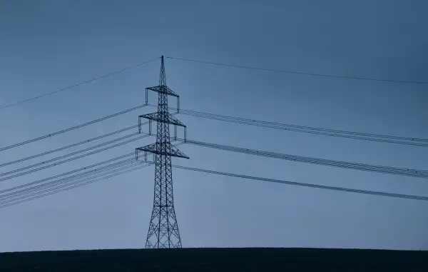 Ile wynosi odszkodowanie za słupy energetyczne na działce? Sprawdź!