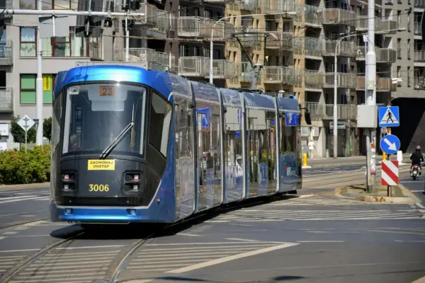Błękitny tramwaj MPK nr 3006 jedzie po torach. Pytanie "jak dojechać z dworca w krakowie do prokocimia" może być rozwiązane tym środkiem transportu.