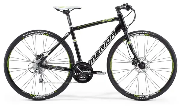 Czarny rower Merida Speeder z zielonymi akcentami. Merida to znana firma produkująca rowery.