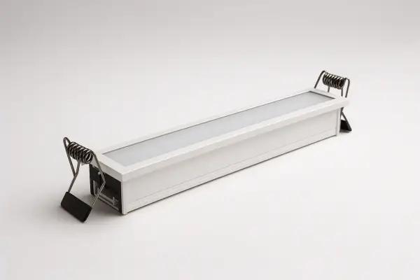 Une réglette led encastrable blanche avec des ressorts métalliques pour l'installation.