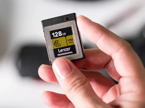 Dłoń trzyma kartę flash Lexar Professional 128GB CFexpress.