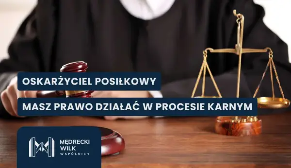 Sądowy młotek i waga sprawiedliwości. Tekst: "Oskarżyciel posiłkowy masz prawo działać w procesie karnym".