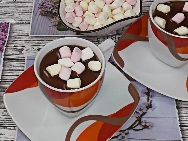 Tazas de chocolate con nubes esponjosas flotando. Un placer para los sentidos.