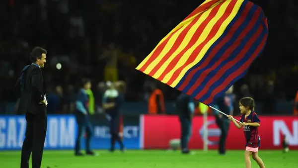 Luis Enrique córka, mała dziewczynka w stroju FC Barcelony, dumnie niesie flagę klubu.
