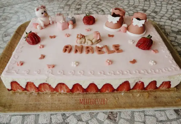 Fraisier rectangulaire pour 20 personnes, décoré d'un bébé endormi, de chaussons roses et du prénom "Anaële".