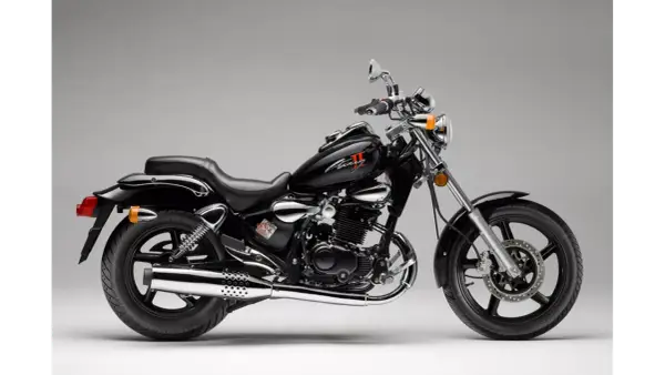 Czarny motocykl Kymco Zing 125, idealny do miasta. Sprawdź kymco zing 125 dane techniczne.