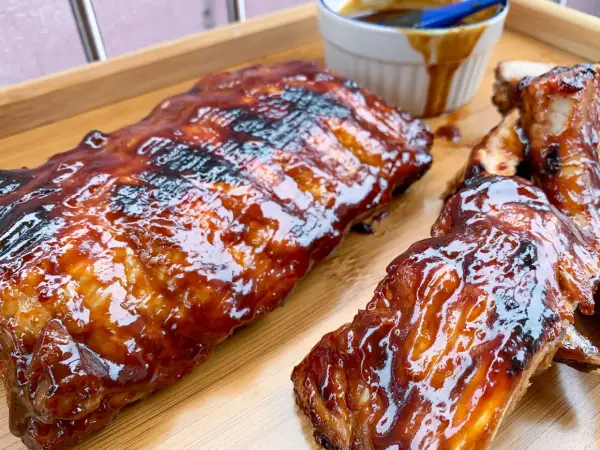 Délicieux ribs de porc laqués, prêts à être dégustés. Le temps de cuisson ribs parfait pour cette texture tendre et caramélisée.