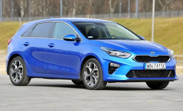 Niebieski Kia Ceed 1.4 benzyna na parkingu.