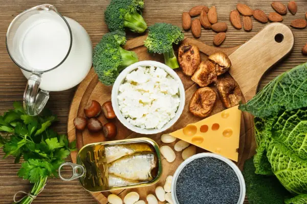 Milch, Brokkoli, Käse, Mandeln, Sardinen, Feigen, Mohn und Grünkohl – Lebensmittel, die die **Calciumwirkung** für starke Knochen unterstützen.