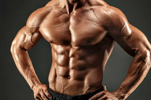 Ein Mann mit einem definierten Sixpack und starker Brustmuskulatur, das Ergebnis harter Arbeit und Disziplin.