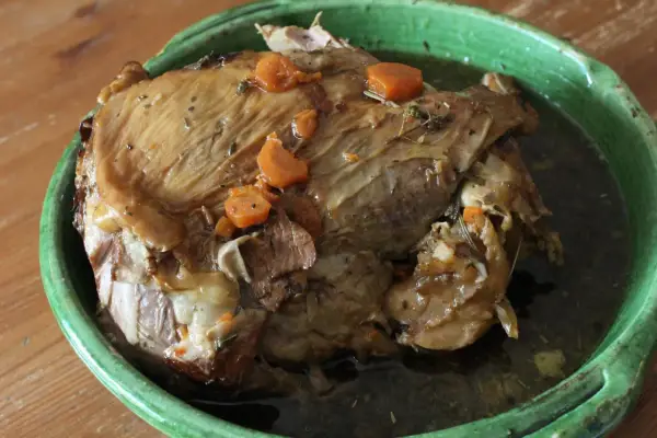 Gigot de 7 heures, un plat mijoté à la perfection, comme dans "Les Carnets de Julie". La viande est tendre et savoureuse, avec des carottes et des herbes.