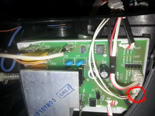 Wnętrze ekspresu Dolce Gusto, gdzie **ekspres Dolce Gusto nie pobiera wody**. Widoczna zielona płytka drukowana z przewodami i elementami elektronicznymi.