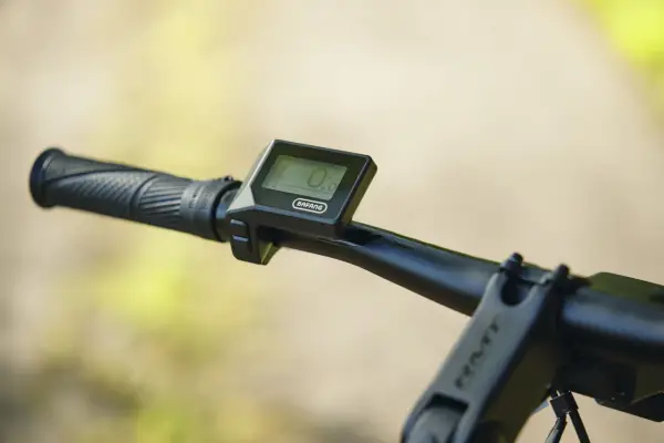 Nowoczesne gadżety do roweru: wyświetlacz Bafang na kierownicy pokazuje 0.0 km/h, gotowy na nową przygodę.
