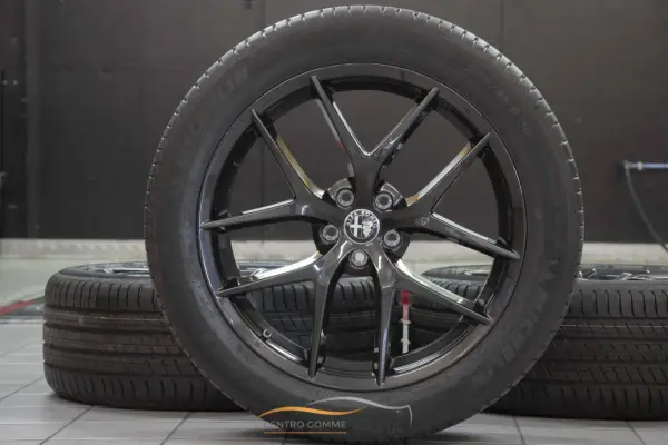 Cerchi in lega neri lucidi con pneumatici Michelin 255/45 R20, perfetti per la tua Stelvio.