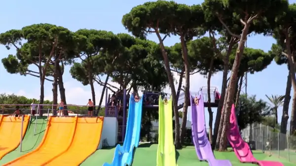Toboganes de colores en un parque acuático, ideal para saber dónde ir con niños de 2 a 3 años en Cataluña.