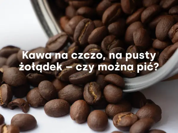 Ziarna kawy rozsypane z metalowego naczynia. Tekst pyta: "Kawa na czczo, na pusty żołądek – czy można pić?".