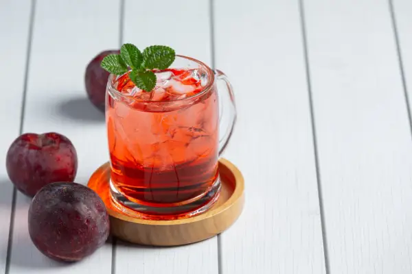 Zaskakujące drinki ze śliwowicą, które oczarują Twoich gości
