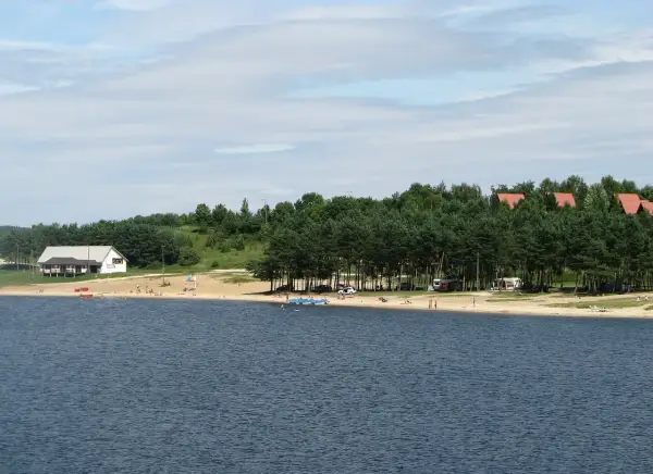 Letnie popołudnie nad jeziorem Chańcza. Piękna plaża, las i woda zachęcają do wypoczynku.
