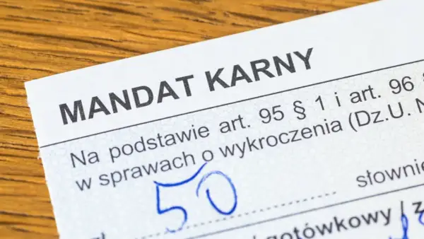 Fragment mandatu karnego z kwotą 50 złotych, wystawionego na podstawie przepisów prawa.