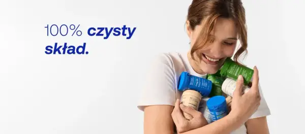 Uśmiechnięta kobieta tuli suplementy formeds. Potwierdza to hasło "100% czysty skład", które jest kluczowe dla formeds opinie.